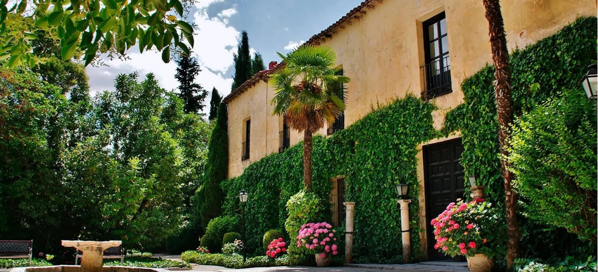 Fachada ajardinada del Monasterio de Lupiana