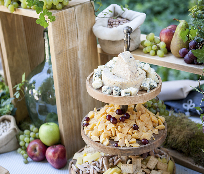 Mesa de quesos y frutas en el Monasterio de Lupiana