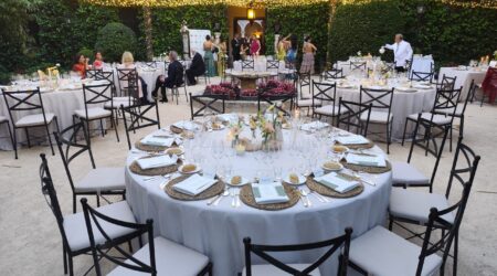 Mesas preparadas para una boda en el patio ajardinado del Monasterio de Lupiana