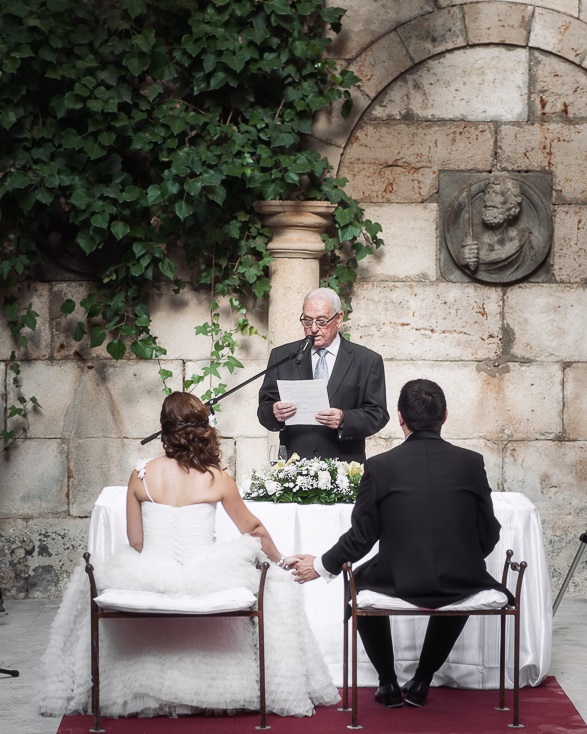 Novios durante su ceremonia en el Monasterio de Lupiana