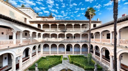 Vista panorámica del claustro del Monasterio de Lupiana en Guadalajara