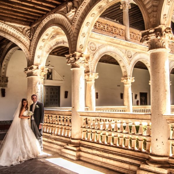 Pareja de novios en el claustro del Monasterio de Lupiana rodeada de arcos y columnas
