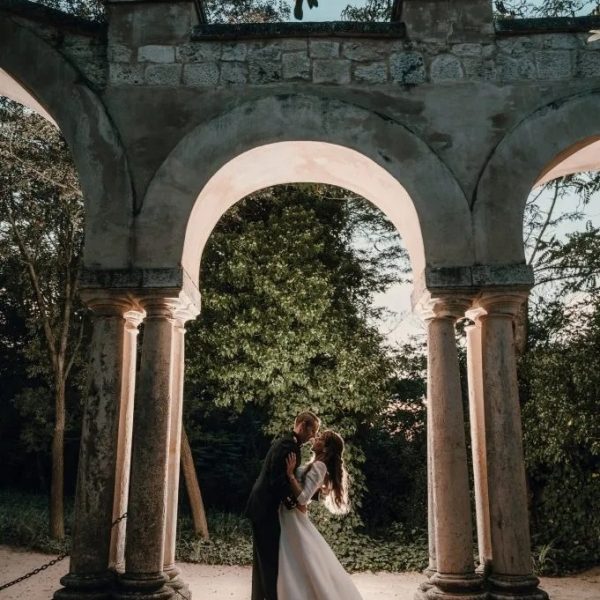 Pareja de novios en una boda celebrada en los jardines del Monasterio de Lupiana