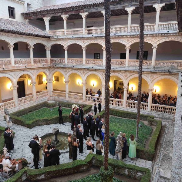Cóctel de boda en el claustro del Monasterio de Lupiana