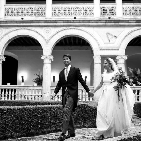 Pareja de novios paseando por el jardín del claustro del Monasterio de Lupiana