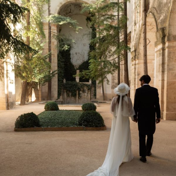Pareja de novios paseando por un patio histórico del Monasterio de Lupiana