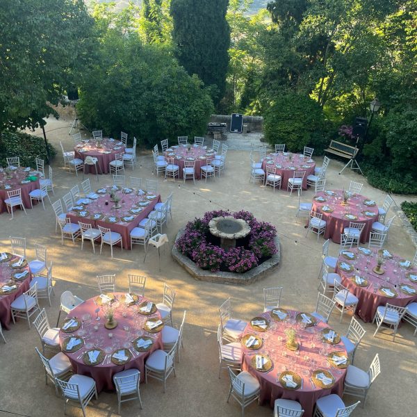 Montaje de banquete nupcial en el patio ajardinado del Monasterio de Lupiana