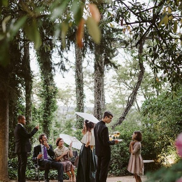 Invitados durante el cóctel de boda en los jardines del Monasterio de Lupiana