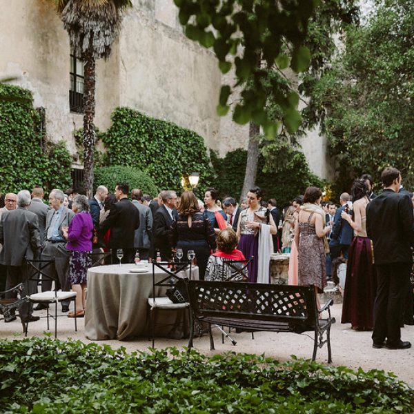 Invitados de boda en los jardines del Monasterio de Lupiana