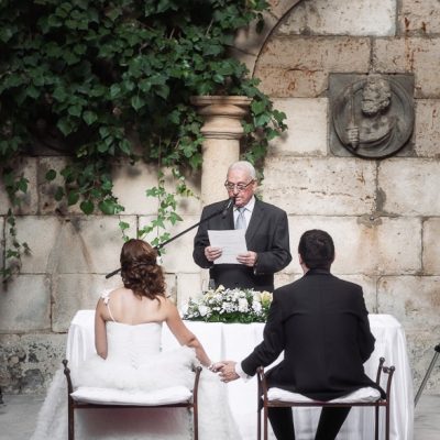 Novios durante su ceremonia en el Monasterio de Lupiana