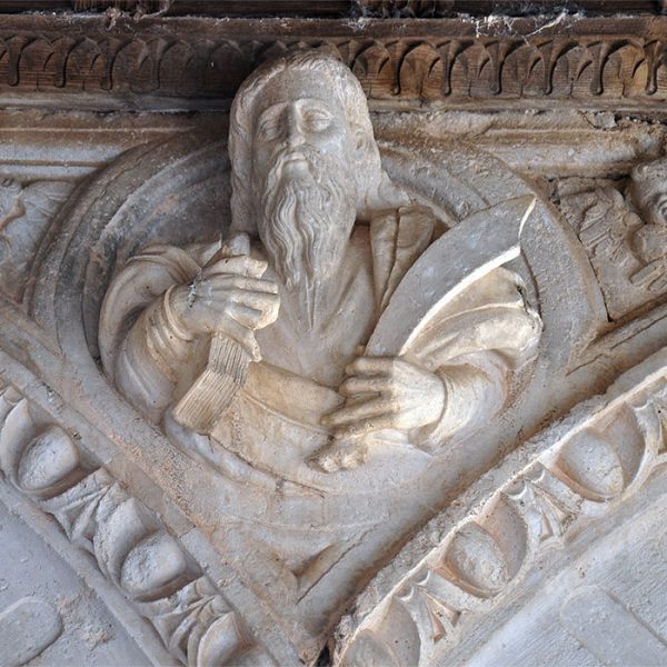 Escultura religiosa en piedra del Monasterio de Lupiana