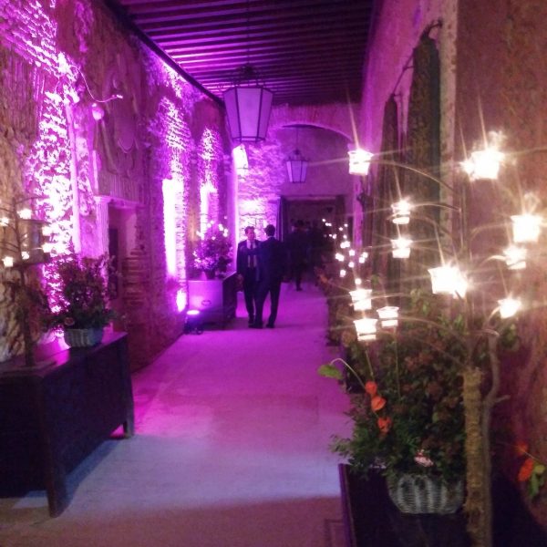Refectorio histórico del Monasterio de Lupiana iluminado para una celebración de boda